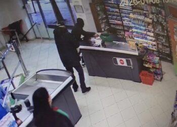 VIDEO/ Vjedhje me dhunë në një market në Yzberisht, hajduti hidhet mbi recepsion