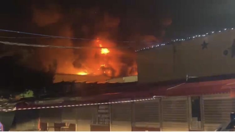 VIDEO/ Zjarr i madh në tregun “5 Maji” në Tiranë