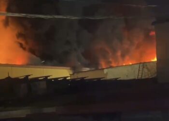 VIDEO/ Zjarr i madh në tregun “5 Maji” në Tiranë