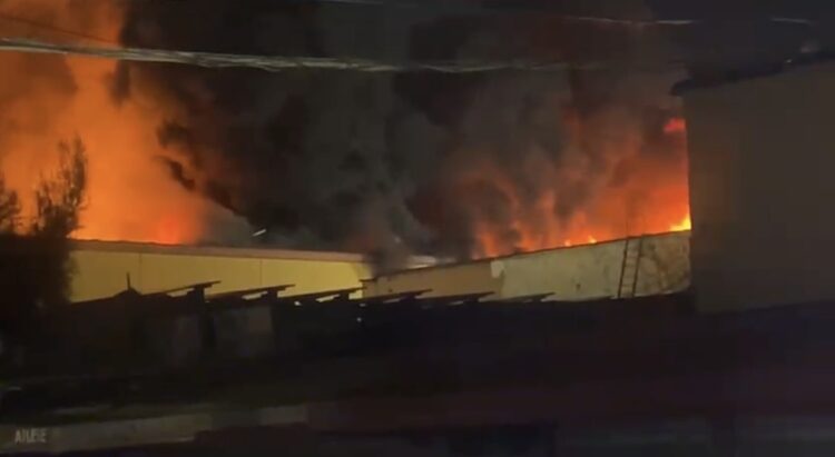 VIDEO/ Zjarr i madh në tregun “5 Maji” në Tiranë