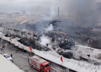 Miliona euro dëm nga djegia e tregut të rrobave në Tiranë, nisin hetimet