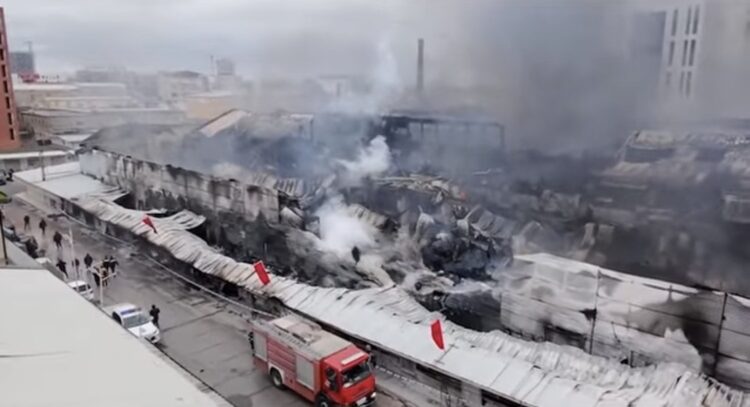 Miliona euro dëm nga djegia e tregut të rrobave në Tiranë, nisin hetimet