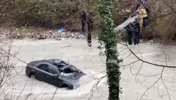 KLOS/ I dehur bie bashkë me makinën në lumë, pasagjeri në makinë merret nga ujërat
