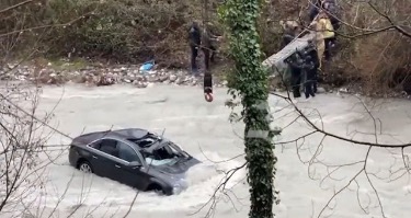 KLOS/ I dehur bie bashkë me makinën në lumë, pasagjeri në makinë merret nga ujërat