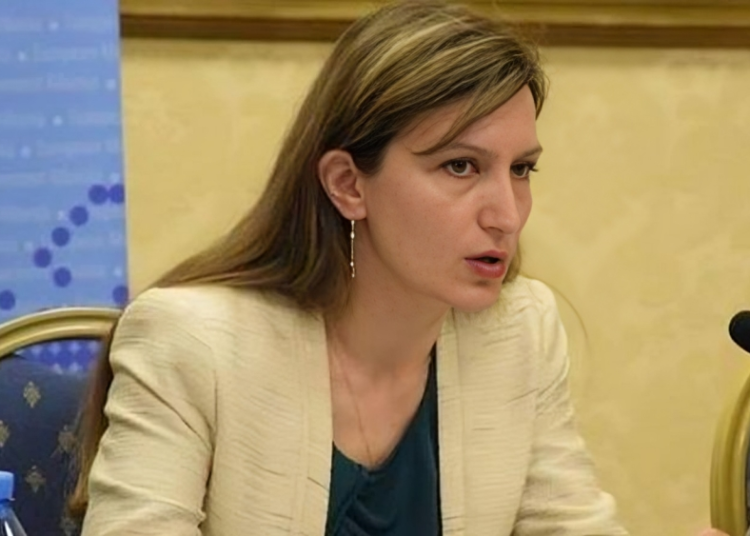 Drejtoresha e Emigracionit, aventura nga arresti shtëpiak, policia e arreston sërish