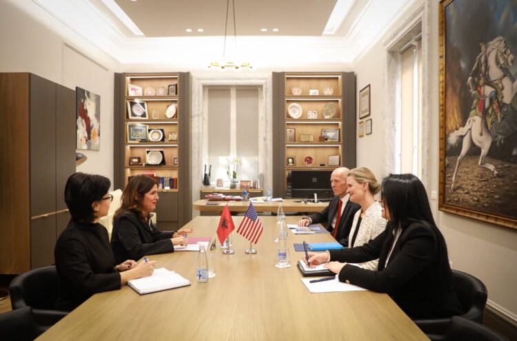 Vanhorn viziton Kushtetuesen: Kushtetuesja ti bëjë përgjegjës ata që shkelin ligjet