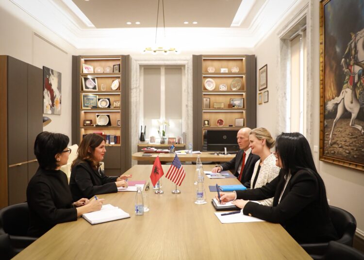 Vanhorn viziton Kushtetuesen: Kushtetuesja ti bëjë përgjegjës ata që shkelin ligjet