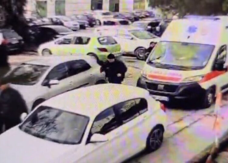 VIDEO/ I dyshuar për 4 vrasje, Altin Ndoci shoqerohet në spital pa pranga nga policia e burgjeve