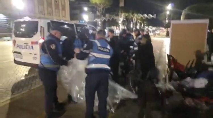 Policia rrëmben në mesnatë qeset plastike të Lapaj në protestë, Lapaj: Ikni kapni Belindën!