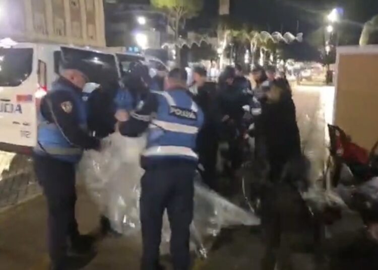 Policia rrëmben në mesnatë qeset plastike të Lapaj në protestë, Lapaj: Ikni kapni Belindën!
