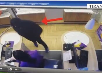 3 vjedhje me një thikë, arkëtaret largohen me panik