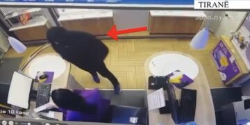 3 vjedhje me një thikë, arkëtaret largohen me panik