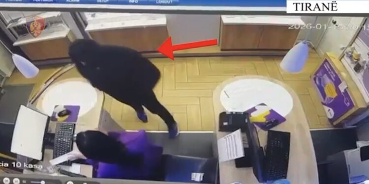 3 vjedhje me një thikë, arkëtaret largohen me panik