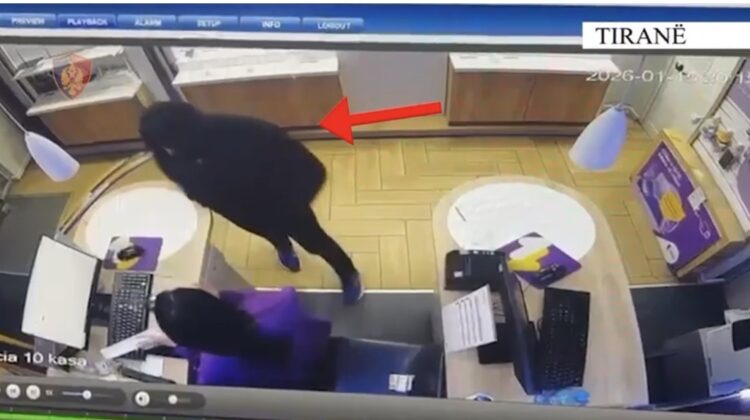 3 vjedhje me një thikë, arkëtaret largohen me panik