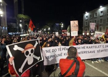 Shqipëria Bëhet e Lapaj mban protestën “Edi Rama, o hajdut”