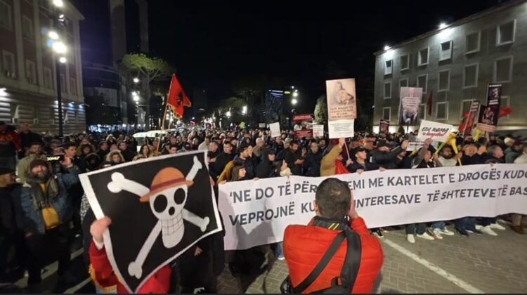 Shqipëria Bëhet e Lapaj mban protestën “Edi Rama, o hajdut”