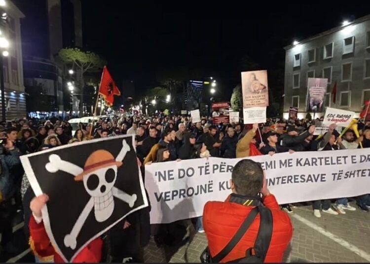 Shqipëria Bëhet e Lapaj mban protestën “Edi Rama, o hajdut”