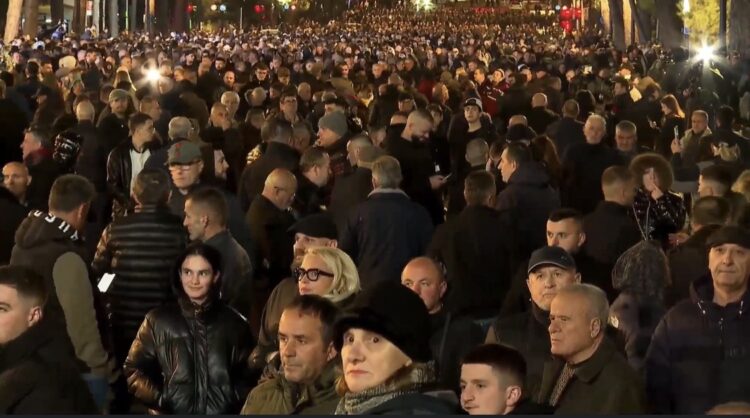 Mijëra qytetarë nga gjithë Shqipëria në protestën e opozitës para Kryeministrisë