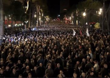 Mijëra qytetarë nga gjithë Shqipëria në protestën e opozitës para Kryeministrisë