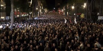 Mijëra qytetarë nga gjithë Shqipëria në protestën e opozitës para Kryeministrisë