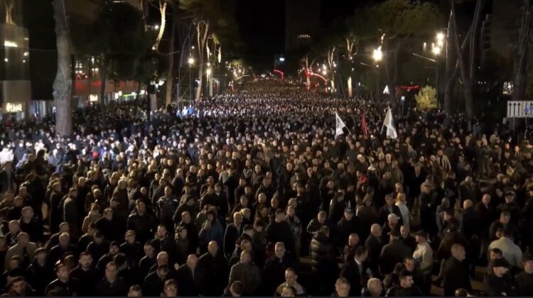 Mijëra qytetarë nga gjithë Shqipëria në protestën e opozitës para Kryeministrisë