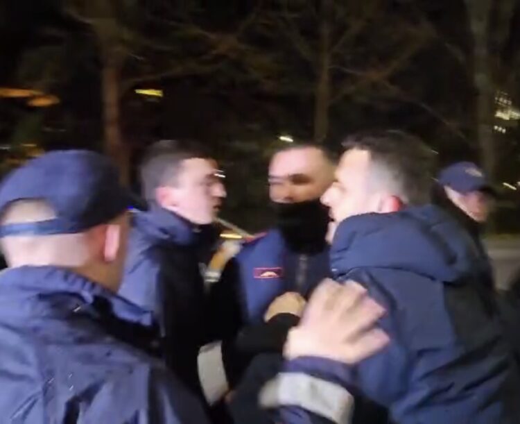 Të bllokuar nga efektet e gazit të policisë, agjentët ua vënë prangat protestuesve. Përplaset deputeti Xhaferri