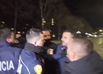 Të bllokuar nga efektet e gazit të policisë, agjentët ua vënë prangat protestuesve. Përplaset deputeti Xhaferri