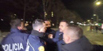 Të bllokuar nga efektet e gazit të policisë, agjentët ua vënë prangat protestuesve. Përplaset deputeti Xhaferri