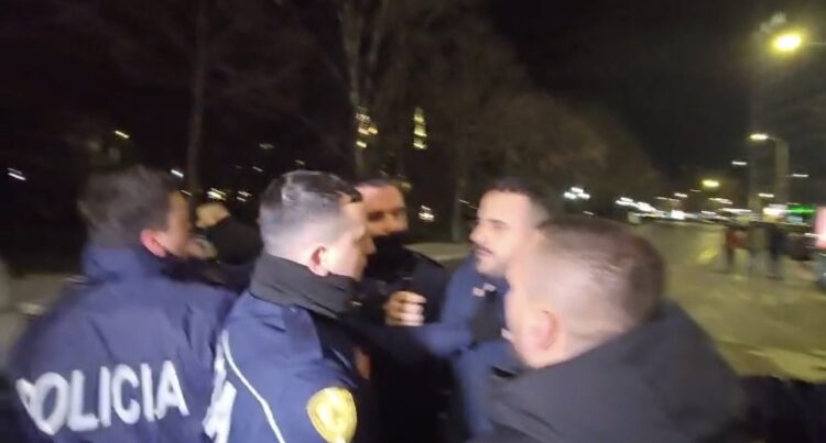 Të bllokuar nga efektet e gazit të policisë, agjentët ua vënë prangat protestuesve. Përplaset deputeti Xhaferri