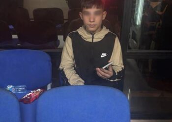 Skandali i policisë, ndalon protestuesin 10 vjeçar