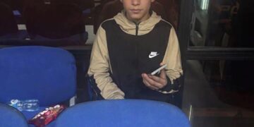 Skandali i policisë, ndalon protestuesin 10 vjeçar