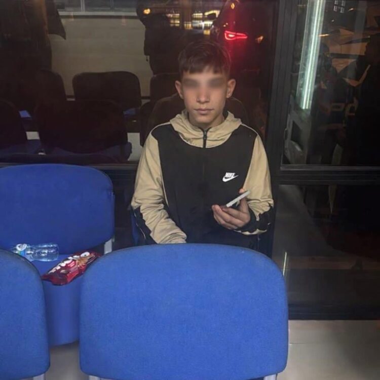 Skandali i policisë, ndalon protestuesin 10 vjeçar