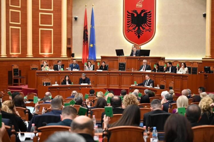 Seancë maratonë e Kuvendit, ndryshimet në Kodin Penal kalojnë në orarin e gjumit të parë