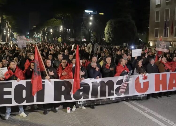 Përfundon protesta kombëtare e lëvizjes “Shqipëria Bëhet”, thirrje masive kundër korrupsionit