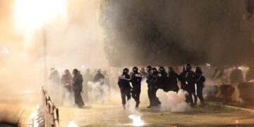 Shi bombash me gaz vetëm në një minutë. Si mund të ketë kaq shumë urrejtje ndaj qytetarëve. Një goditi Berishën në trup