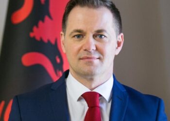 Gazheli ikën nga doganat, shkon zv/ministër. Kush e zëvendëson