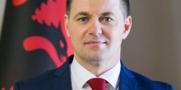 Gazheli ikën nga doganat, shkon zv/ministër. Kush e zëvendëson