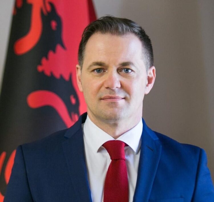 Gazheli ikën nga doganat, shkon zv/ministër. Kush e zëvendëson