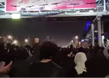 Iran, protesat ne 180 qytete, dyshime per 217 te vrare. I biri i Shahut Pahlevi pret rikthimin