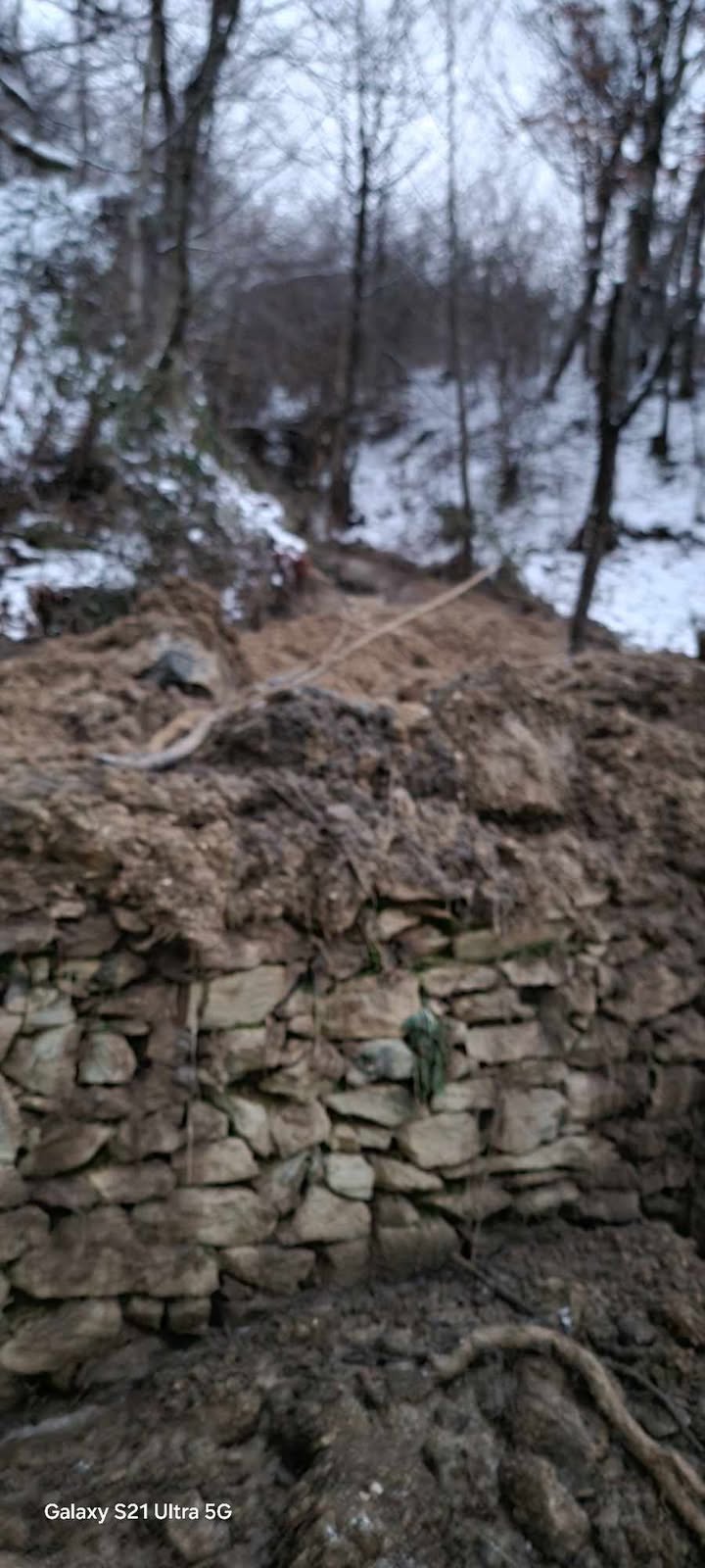 Shembje pranë shtëpive në Kukës, rrezikojnë tri banesa
