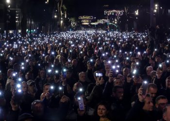 Berisha u bën thirrje policëve: Bashkohuni me protestuesit, nuk ka asnjë justifikim për të mbrojtur banditët