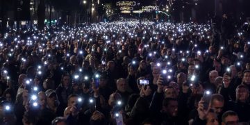 Berisha u bën thirrje policëve: Bashkohuni me protestuesit, nuk ka asnjë justifikim për të mbrojtur banditët