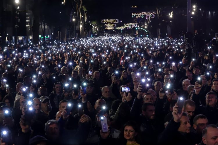 Berisha u bën thirrje policëve: Bashkohuni me protestuesit, nuk ka asnjë justifikim për të mbrojtur banditët