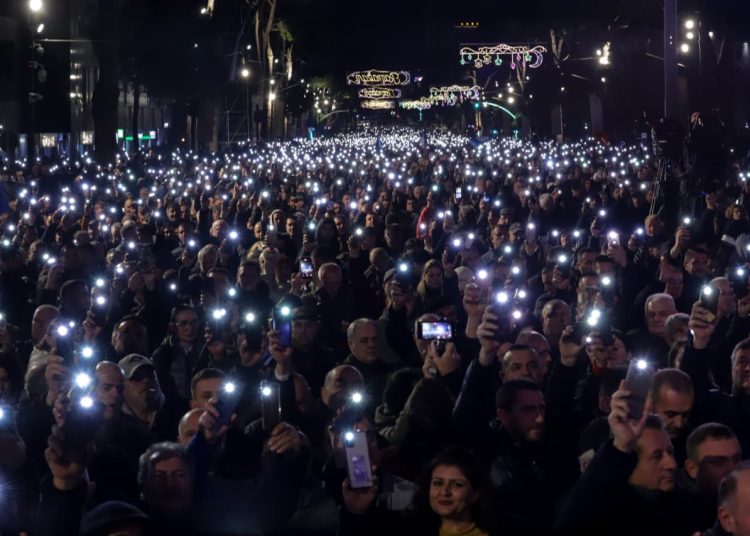 Berisha u bën thirrje policëve: Bashkohuni me protestuesit, nuk ka asnjë justifikim për të mbrojtur banditët