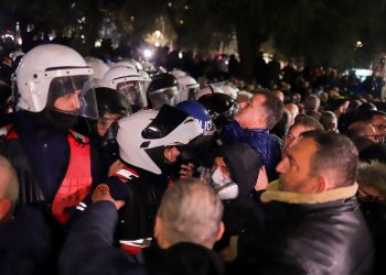 Përplasje në protestën para Kuvendit, Nallbati përfundon në Spitalin e Traumës