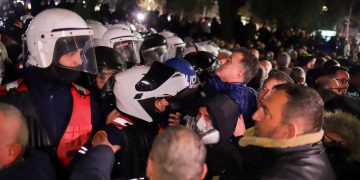 Përplasje në protestën para Kuvendit, Nallbati përfundon në Spitalin e Traumës