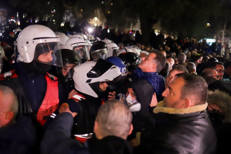 Përplasje në protestën para Kuvendit, Nallbati përfundon në Spitalin e Traumës