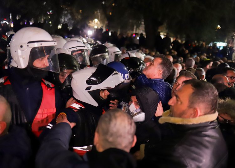 Përplasje në protestën para Kuvendit, Nallbati përfundon në Spitalin e Traumës