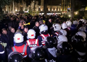 Dhuna ndaj deputetit Bledion Nallbati gjatë protestës, Berisha niset me urgjencë drejt Traumës, akuza ndaj Sokol Bizhgës