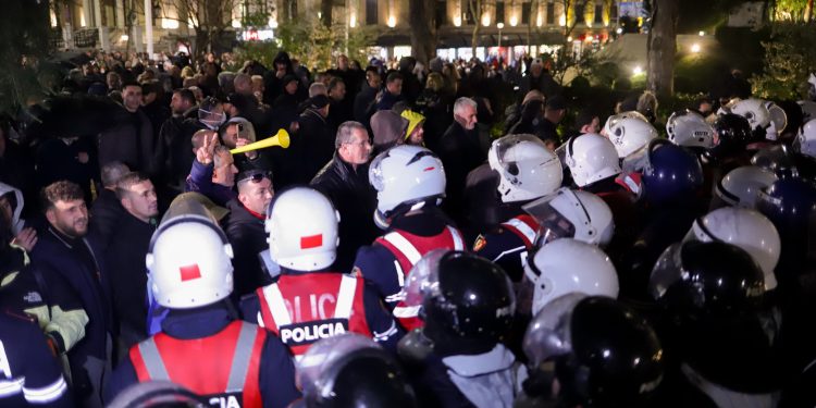 Dhuna ndaj deputetit Bledion Nallbati gjatë protestës, Berisha niset me urgjencë drejt Traumës, akuza ndaj Sokol Bizhgës